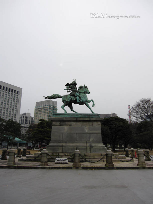 东方人,一个人,无人,高楼大厦,坐,竖图,室外,白天,仰视,制服,度假,美景,植物,城市风光,标志建筑,城市,大厦,地标,建筑,摩天大楼,马,野生动物,雕塑,东京,日本,亚洲,仅一个男性,仅一个人,阴影,艺术,装饰,光线,雕刻,雕像,影子,景观,注视,黄种人,娱乐,建设,一匹,树,树木,仅一个年轻男性,衣服,蓝色,绿色,蓝天,天空,阳光,自然,动物,工艺品,天,观察,看,享受,休闲,景色,放松,运输,牲畜,千代田区,生长,晴朗,成长,观看,纪念,军人,美术,察看,军装,关注,主题,军服,陈列,东亚,本州,万里无云,关东地方,本州岛,日本国,东京都,功能,美学,皇居,男人,男性,年轻男性,亚洲人,晴空,晴空万里,坐着,彩图,低角度拍摄,全身,大楼,高层建筑,高楼,摩天楼,军神,楠木正成,shslj1