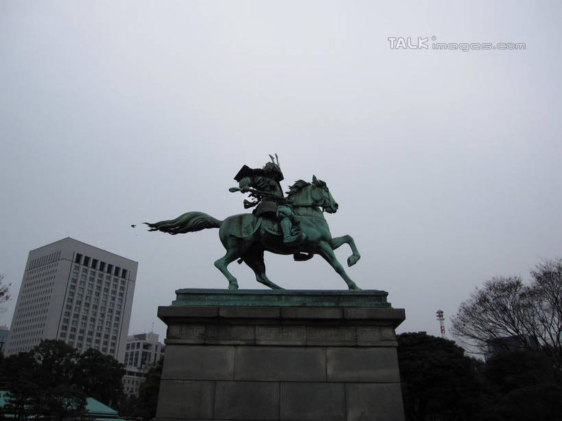 东方人,一个人,无人,高楼大厦,坐,横图,室外,白天,仰视,制服,度假,美景,植物,城市风光,标志建筑,城市,大厦,地标,建筑,摩天大楼,马,野生动物,雕塑,东京,日本,亚洲,仅一个男性,仅一个人,阴影,艺术,装饰,光线,雕刻,雕像,影子,景观,注视,黄种人,娱乐,建设,一匹,树,树木,仅一个年轻男性,衣服,蓝色,绿色,蓝天,天空,阳光,自然,动物,工艺品,天,观察,看,享受,休闲,景色,放松,运输,牲畜,千代田区,生长,晴朗,成长,观看,纪念,军人,美术,察看,军装,关注,主题,军服,陈列,东亚,本州,万里无云,关东地方,本州岛,日本国,东京都,功能,美学,皇居,男人,男性,年轻男性,亚洲人,晴空,晴空万里,坐着,彩图,低角度拍摄,全身,大楼,高层建筑,高楼,摩天楼,军神,楠木正成,shslj1