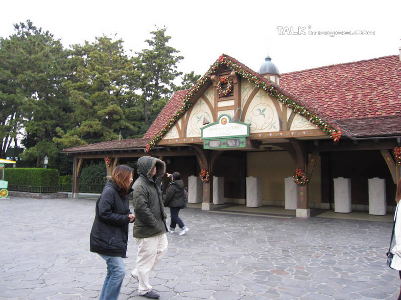 东方人,三个人,游乐园,走,横图,室外,白天,侧面,度假,美景,植物,城市风光,城市,游乐场,东京,日本,亚洲,行人,游客,游人,服装,景观,注视,休闲装,黄种人,娱乐,路人,旅客,树,树木,衣服,绿色,自然,观察,看,享受,休闲,休闲服,迪斯尼乐园,景色,放松,服饰,生长,成长,观看,察看,关注,东亚,本州,关东地方,本州岛,日本国,东京都,乐园,主题公园,过客,男人,男性,年轻男性,年轻女性,女人,女性,亚洲人,步行,散步,走路,半身,彩图,人造公园,主题乐园,东京迪斯尼乐园,shslj1