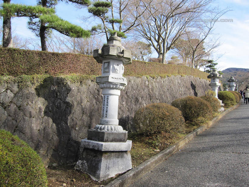 无人,横图,室外,白天,正面,旅游,度假,石头,美景,山,山脉,植物,道路,路,照明,长崎,日本,亚洲,阴影,光线,灯笼,石子,影子,墙,景观,山顶,山峰,云,云朵,小路,交通,山峦,云彩,娱乐,墙壁,墙面,树,树木,蓝色,绿色,白云,蓝天,天空,阳光,自然,灯具,群山,天,享受,休闲,景色,放松,平和公园,生长,晴朗,成长,照亮,照明设备,自然风光,东亚,沉积岩,和平公园,日本国,长崎县,九州本岛,九州,九州岛,九州地方,长崎市,县厅,颠峰,极峰,水成岩,平和纪念公园,长崎平和公园,长崎平和纪念公园,石块,岩石,晴空,彩图,石灯笼,shslj1