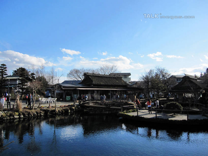 无人,家,横图,室外,白天,正面,旅游,度假,河流,美景,水,植物,建筑,日本,亚洲,阴影,波纹,光线,瓦片,影子,房屋,屋顶,屋子,池塘,河水,景观,水流,云,云朵,涟漪,云彩,顶棚,瓦,娱乐,楼房,住宅,树,树木,蓝色,绿色,白云,倒影,蓝天,水纹,天空,阳光,自然,波浪,天,享受,休闲,景色,放松,建造,泉水,忍野八海,生长,晴朗,成长,倒映,自然风光,东亚,屋瓦,本州,本州岛,日本国,中部地方,山梨,山梨县,水晕,反照,晴空,彩图,房子,涌泉群,shslj1