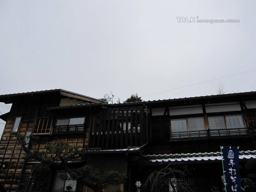 无人,家,木屋,横图,室外,白天,仰视,旅游,度假,雪,大雪,日本,亚洲,阴影,光线,日文,标志,文字,影子,字符,屋顶,积雪,雪景,冬季,冬天,顶棚,娱乐,标识,住宅,蓝色,蓝天,天空,阳光,天,享受,休闲,放松,寒冷,晴朗,马笼宿,东亚,本州,万里无云,本州岛,日本国,中部地方,岐阜,岐阜县,日语,严寒,县厅,晴空,晴空万里,彩图,低角度拍摄,茅舍,茅屋,棚屋,小木屋,小屋,岐阜市,马笼,shslj1