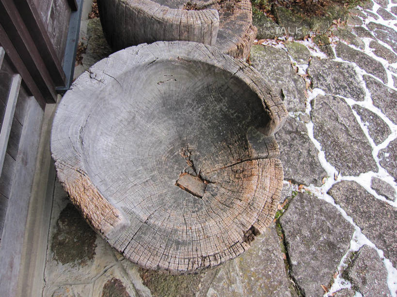 无人,横图,俯视,室外,特写,白天,石头,雪,大雪,纹路,石子,纹理,圆环,圆圈,积雪,雪景,冬季,冬天,树桩,年轮,树,树干,木桩,寒冷,年龄,环状,肌理,严寒,周期,年数,石块,彩图,高角度拍摄,shslj1