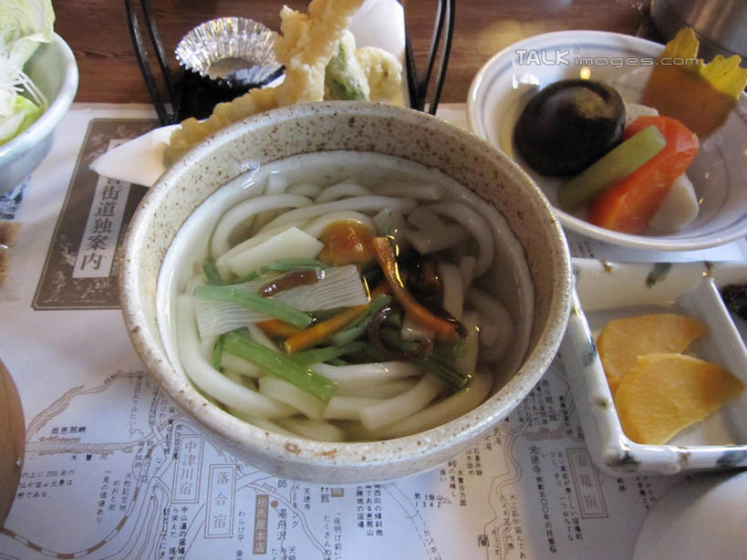 面食,面条,无人,餐厅,横图,俯视,室内,特写,白天,烹饪,道路,萝卜,胡萝卜,芹菜,蔬菜,餐具,地图,新鲜,信息,碟子,盘,陶瓷,面,日本料理,料理,食品,陶瓷制品,交通,冷面,方向,菜肴,美食,食物,盘子,容器,碟,碗,日式料理,日式,佳肴,有机食品,绿色食品,引导,指引,储藏,储存,黄萝卜,番萝卜,药芹,水芹,红萝卜,旱芹,甘荀,彩图,高角度拍摄,餐馆,饭店,饭馆,丁香萝卜,胡芦菔金,金笋,贮存,导航,shslj1