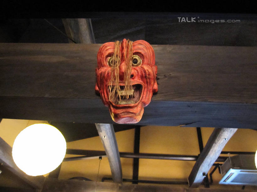 无人,餐厅,横图,室内,夜晚,仰视,照明,日本,亚洲,吊挂,悬挂,阴影,日本文化,艺术,光线,灯笼,面具,影子,纸灯笼,灯光,挂,文化,传统,一个,灯具,单个,马笼宿,照亮,照明设备,东亚,本州,本州岛,日本国,中部地方,岐阜,岐阜县,县厅,彩图,低角度拍摄,餐馆,饭店,饭馆,能剧面具,能面,岐阜市,马笼,shslj1