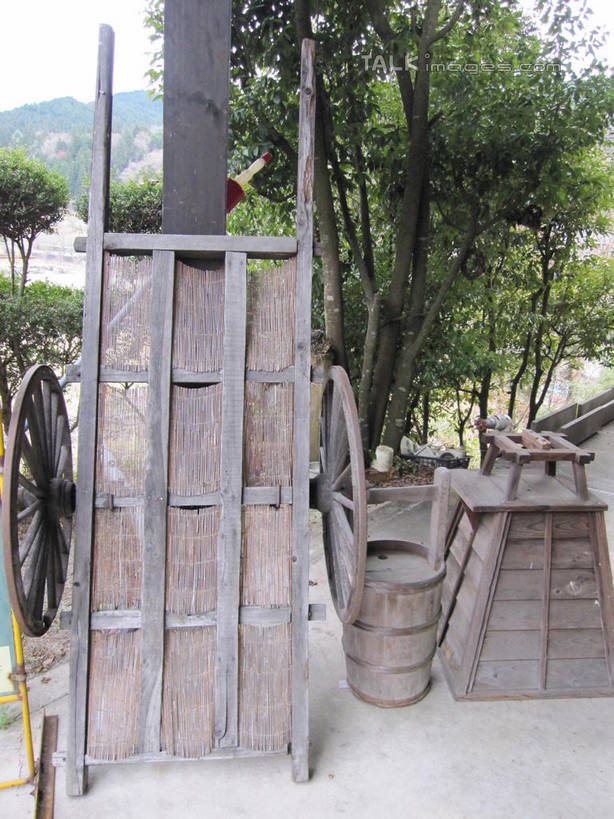 无人,竖图,室外,白天,正面,阴影,光线,木制,木桶,桶,推车,影子,车,一个,阳光,木制品,容器,手推车,交通工具,单个,储藏,货车,小推车,储存,载具,搬运车,彩图,平板车,贮存,手拉车,shslj1