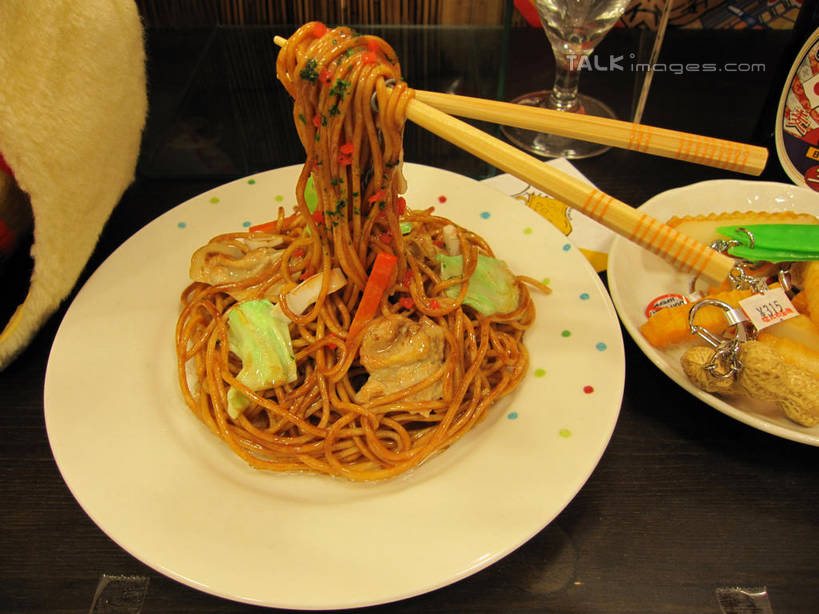 面食,面条,无人,餐厅,横图,俯视,室内,特写,白天,烹饪,餐桌,筷子,桌子,蔬菜,餐具,叶子,一双,新鲜,碟子,盘,炒面,面,日本料理,料理,食品,绿叶,文化,传统,菜肴,美食,食物,盘子,碟,日式料理,日式,嫩叶,佳肴,有机食品,绿色食品,餐台,礼节,礼仪,叶,叶片,进餐用具,彩图,高角度拍摄,餐馆,饭店,饭馆,日式炒面,shslj1