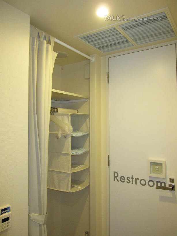 无人,竖图,室内,白天,正面,柜子,酒店,照明,阴影,装饰,光线,英文,标志,文字,影子,字符,字母,灯光,标识,顶灯,灯,帘子,灯具,衣橱,英文字母,华丽,修饰,门帘,照亮,点缀,照明设备,储存,更衣橱,衬托,美观,雅致,雅观,储备,蕴藏,贮备,彩图,旅店,贮存,shslj1