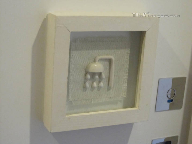 无人,横图,室内,特写,白天,正面,酒店,静物,吊挂,悬挂,装饰,图形,正方形,墙,几何,挂,墙壁,墙面,花洒,莲蓬头,华丽,修饰,点缀,数学,喷雾头,衬托,美观,雅致,雅观,装饰画,彩图,旅店,几何图形,平面图形,正四边形,shslj1