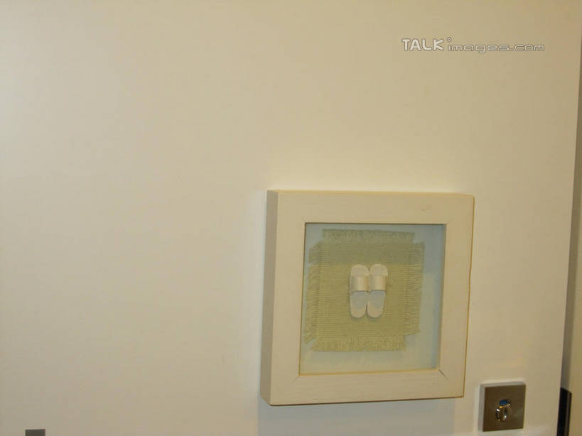 无人,横图,室内,特写,白天,正面,酒店,静物,鞋子,吊挂,悬挂,装饰,图形,正方形,墙,几何,挂,墙壁,墙面,拖鞋,华丽,修饰,点缀,舒适,数学,衬托,美观,雅致,雅观,方便,装饰画,彩图,旅店,几何图形,平面图形,正四边形,shslj1