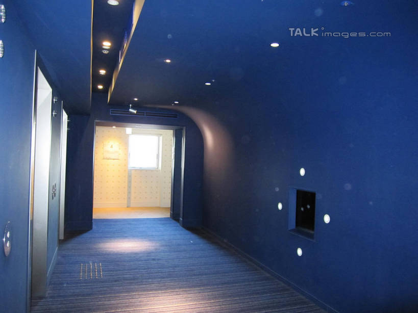 无人,横图,室内,夜晚,正面,酒店,照明,阴影,光线,影子,墙,走道,走廊,过道,灯光,顶灯,墙壁,墙面,灯,灯具,照亮,照明设备,彩图,旅店,shslj1