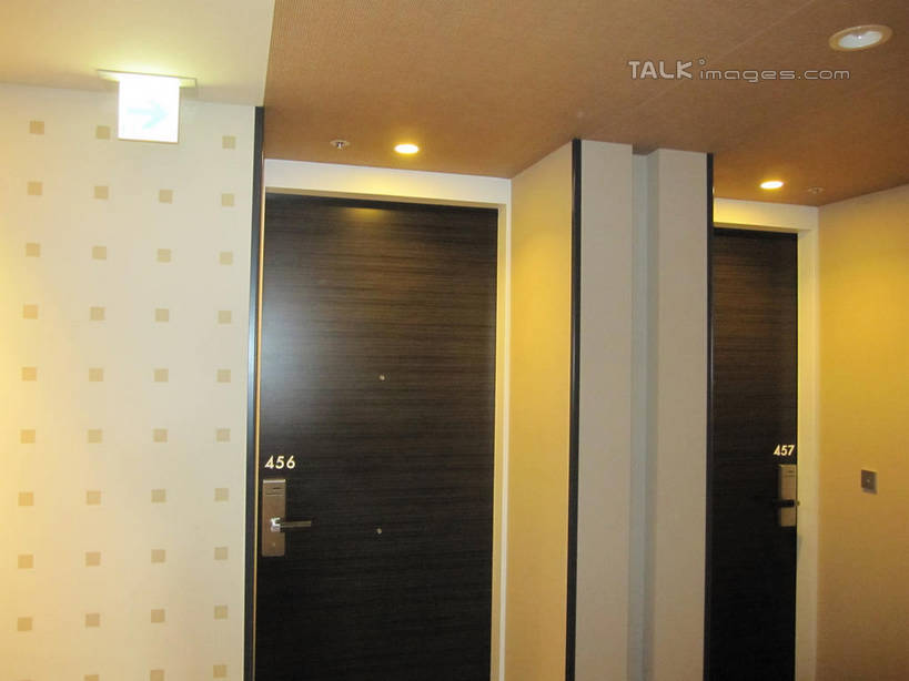 无人,横图,室内,夜晚,正面,壁纸,门,酒店,照明,阴影,光线,影子,墙,灯光,顶灯,墙壁,墙面,灯,灯具,门框,照亮,照明设备,墙纸,彩图,旅店,shslj1