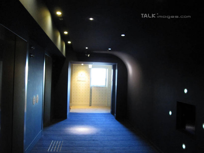 无人,横图,室内,夜晚,正面,酒店,照明,阴影,光线,影子,墙,走道,走廊,过道,灯光,顶灯,墙壁,墙面,灯,灯具,照亮,照明设备,彩图,旅店,shslj1