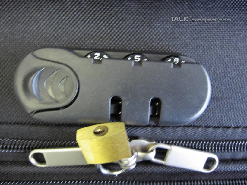 无人,横图,俯视,室内,特写,白天,安全,静物,拉杆箱,旅行箱,防护,锁,一个,行李箱,箱子,密码锁,单个,出差,保护,保险,私密,保全,周全,安稳,安定,防盗,平安,彩图,高角度拍摄,旅行,号码锁,shslj1