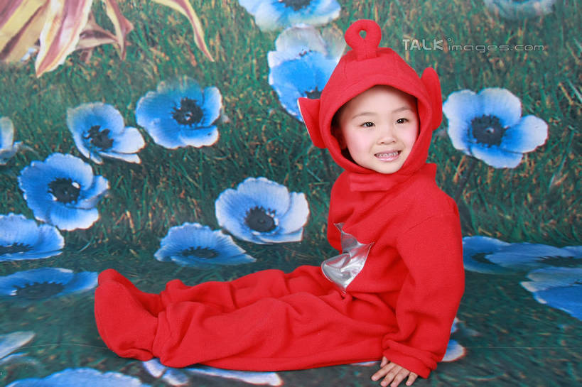 东方人,儿童,一个人,坐,笑,微笑,露齿笑,横图,室内,白天,侧面,纯洁,花海,花圃,植物,叶子,亚洲,仅一个女性,仅一个人,服装,盛开,花蕾,扭头,注视,黄种人,花,花瓣,花朵,花卉,鲜花,小孩,衣服,红色,绿色,背景墙,花丛,花束,花田,花苞,花蕊,观察,看,转头,仅一个小孩,可爱,童年,童趣,服饰,观看,装饰墙,察看,衣着,穿着,关注,表演服,演出服,童真,烂漫,无邪,衣饰,道具服,天真,女孩,女人,女性,亚洲人,孩子,坐着,彩图,全身,女生,shslj1