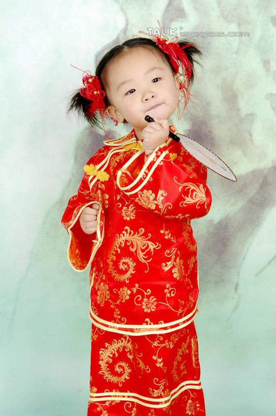 东方人,儿童,一个人,站,笑,微笑,竖图,室内,白天,正面,民族服装,纯洁,亚洲,仅一个女性,仅一个人,握,旗袍,盛开,扇子,清凉,拿,花蕾,拿着,注视,黄种人,凉爽,文化,花,花瓣,花朵,鲜花,一个,小孩,红色,背景墙,花苞,花蕊,观察,看,站着,仅一个小孩,可爱,童年,童趣,握着,单个,观看,装饰墙,察看,关注,中国文化,童真,烂漫,无邪,天真,女孩,女人,女性,亚洲人,孩子,站立,半身,彩图,传统服装,民俗服,宫扇,纨扇,圆扇,女生,传统文化,shslj1