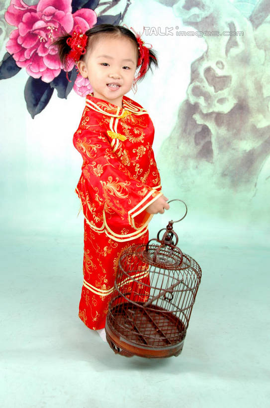 东方人,儿童,一个人,站,笑,微笑,露齿笑,竖图,室内,白天,正面,民族服装,纯洁,亚洲,仅一个女性,仅一个人,握,旗袍,盛开,笼子,鸟笼,拿,花蕾,拿着,注视,黄种人,文化,花,花瓣,花朵,鲜花,一个,小孩,红色,背景墙,花苞,花蕊,观察,看,站着,仅一个小孩,可爱,童年,童趣,握着,单个,观看,装饰墙,察看,关注,中国文化,童真,烂漫,无邪,天真,女孩,女人,女性,亚洲人,孩子,站立,彩图,全身,传统服装,民俗服,女生,传统文化,shslj1