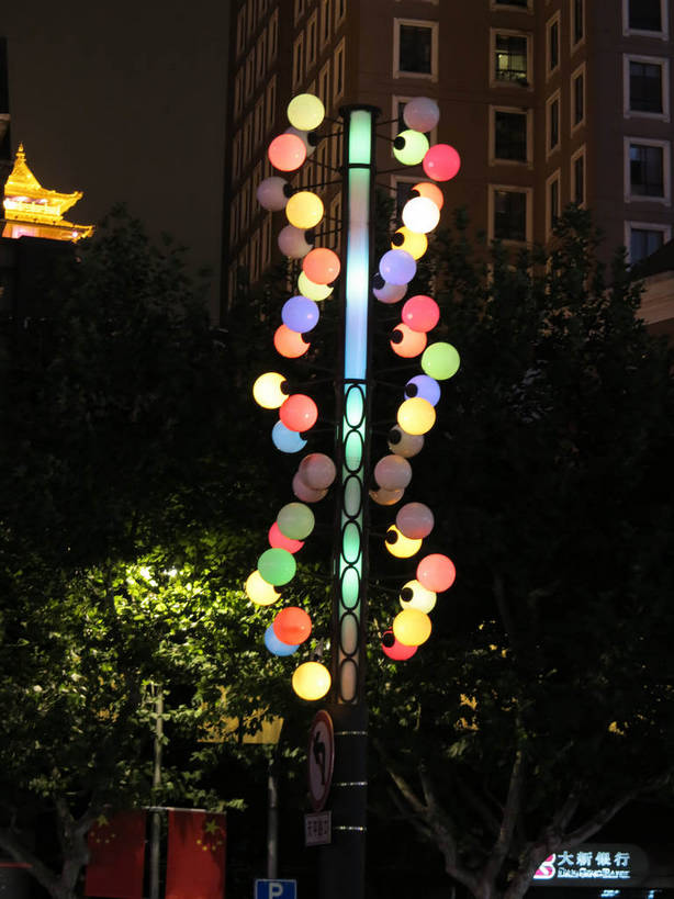 无人,家,竖图,彩色,室外,夜晚,正面,旅游,度假,美景,植物,城市风光,城市,建筑,路灯,夜景,照明,上海,中国,亚洲,阴影,光线,影子,房屋,屋子,景观,公寓,灯光,娱乐,建设,洋房,楼房,住宅,灯,树,树木,绿色,自然,享受,休闲,景色,放松,生长,成长,五颜六色,照亮,色彩斑斓,申,照明设备,五彩缤纷,东亚,徐汇区,上海市,中华人民共和国,沪,华东地区,五彩斑斓,五光十色,彩图,房子,漕溪北路,shslj1