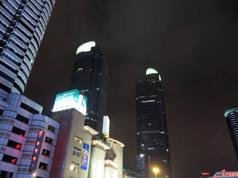 无人,家,高楼大厦,横图,室外,夜晚,仰视,度假,美景,城市风光,城市,大厦,建筑,路灯,摩天大楼,夜景,照明,上海,中国,亚洲,阴影,光线,影子,房屋,屋子,景观,公寓,灯光,娱乐,建设,洋房,楼房,住宅,灯,享受,休闲,景色,放松,照亮,申,照明设备,东亚,徐汇区,上海市,中华人民共和国,沪,华东地区,彩图,低角度拍摄,房子,大楼,高层建筑,高楼,摩天楼,漕溪北路,shslj1