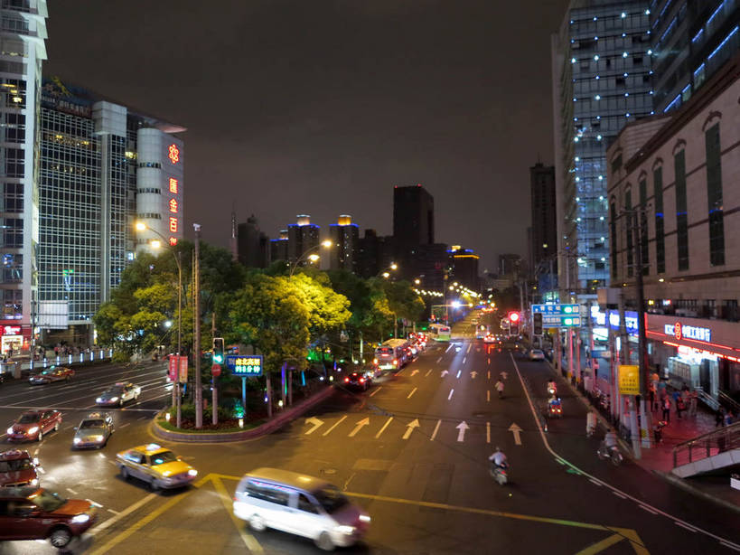 无人,家,高楼大厦,商店,横图,俯视,航拍,彩色,室外,夜晚,购物,度假,安全,消费,美景,植物,城市风光,标志建筑,超市,城市,大厦,道路,地标,建筑,路,路灯,摩天大楼,霓虹灯,人行横道,商场,夜景,公路,汽车,上海,中国,亚洲,阴影,光线,影子,房屋,屋子,景观,公寓,红绿灯,建筑群,人行道,灯光,分界线,七彩,停车线,信号灯,交通,娱乐,光源,建设,洋房,楼房,霓虹,住宅,车,灯,树,树木,绿色,自然,交通工具,轿车,驾驶,行驶,享受,休闲,景色,放松,警示,金融,百货,生长,成长,车行道,车行道分界线,操纵,申,控制,照明设备,鸟瞰,提示,载具,标线,人行横道线,驾车,流通,选购,贸易,百货公司,东亚,操控,车行线,汇金百货,徐汇区,上海市,交通信号灯,行人信号灯,中华人民共和国,沪,华东地区,氖灯,血拼,把持,斑马线,马路,彩图,高角度拍摄,房子,大楼,高层建筑,高楼,购物商场,购物中心,摩天楼,商业中心,肇嘉浜路,shslj1