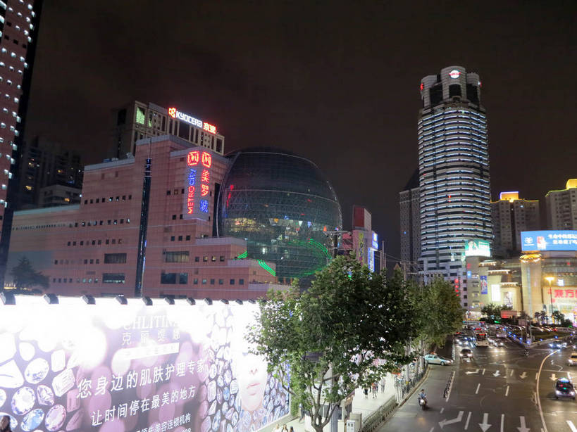 无人,家,高楼大厦,横图,彩色,室外,夜晚,正面,度假,美景,植物,城市风光,标志建筑,城市,大厦,道路,地标,建筑,路,摩天大楼,霓虹灯,夜景,公路,汽车,上海,中国,亚洲,阴影,光线,影子,房屋,屋子,景观,公寓,建筑群,灯光,分界线,七彩,停车线,交通,娱乐,光源,建设,洋房,楼房,霓虹,住宅,车,灯,树,树木,绿色,自然,交通工具,轿车,驾驶,行驶,享受,休闲,景色,放松,徐家汇,生长,成长,车行道,车行道分界线,操纵,申,控制,照明设备,载具,标线,驾车,东亚,操控,车行线,徐汇区,东方商厦,上海市,美罗城,中华人民共和国,沪,华东地区,氖灯,把持,马路,彩图,房子,大楼,高层建筑,高楼,摩天楼,漕溪北路,肇嘉浜路,上实大厦,shslj1