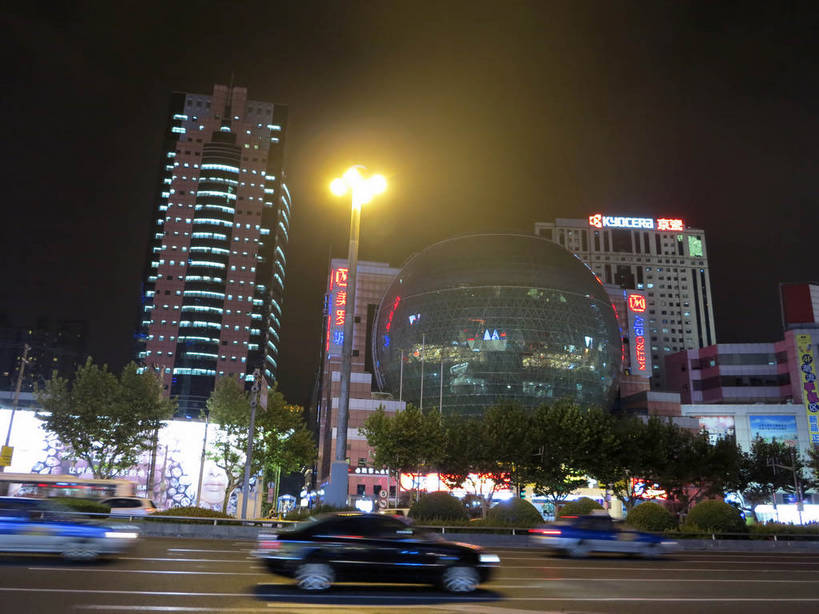 无人,家,高楼大厦,商店,横图,彩色,室外,夜晚,仰视,购物,度假,消费,美景,植物,城市风光,标志建筑,超市,城市,大厦,道路,地标,建筑,路,路灯,摩天大楼,霓虹灯,商场,夜景,公路,汽车,上海,中国,亚洲,阴影,朦胧,模糊,光线,影子,房屋,屋子,景观,公寓,建筑群,灯光,分界线,七彩,停车线,交通,娱乐,光源,建设,洋房,楼房,霓虹,住宅,车,灯,树,树木,绿色,自然,交通工具,轿车,驾驶,行驶,享受,休闲,景色,放松,金融,百货,徐家汇,生长,成长,车行道,车行道分界线,操纵,申,控制,照明设备,载具,标线,驾车,选购,贸易,百货公司,东亚,操控,车行线,徐汇区,上海市,美罗城,中华人民共和国,沪,华东地区,美罗大厦,氖灯,血拼,把持,马路,彩图,低角度拍摄,房子,大楼,高层建筑,高楼,购物商场,购物中心,摩天楼,商业中心,肇嘉浜路,shslj1,汇联商厦