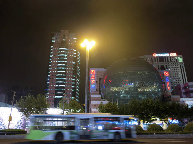 无人,家,高楼大厦,商店,横图,彩色,室外,夜晚,仰视,购物,度假,消费,美景,植物,城市风光,标志建筑,超市,城市,大厦,道路,地标,建筑,路,路灯,摩天大楼,霓虹灯,商场,夜景,公路,公共汽车,汽车,上海,中国,亚洲,阴影,朦胧,模糊,光线,影子,房屋,屋子,景观,公寓,建筑群,灯光,分界线,巴士,七彩,停车线,公交车,交通,娱乐,光源,建设,洋房,楼房,霓虹,住宅,车,灯,树,树木,绿色,自然,交通工具,轿车,驾驶,行驶,享受,休闲,景色,放松,金融,百货,徐家汇,生长,成长,车行道,车行道分界线,操纵,申,控制,照明设备,载具,标线,驾车,选购,贸易,百货公司,东亚,操控,车行线,徐汇区,上海市,美罗城,中华人民共和国,沪,华东地区,美罗大厦,氖灯,血拼,把持,马路,彩图,低角度拍摄,房子,大楼,高层建筑,高楼,购物商场,购物中心,摩天楼,商业中心,肇嘉浜路,shslj1,汇联商厦