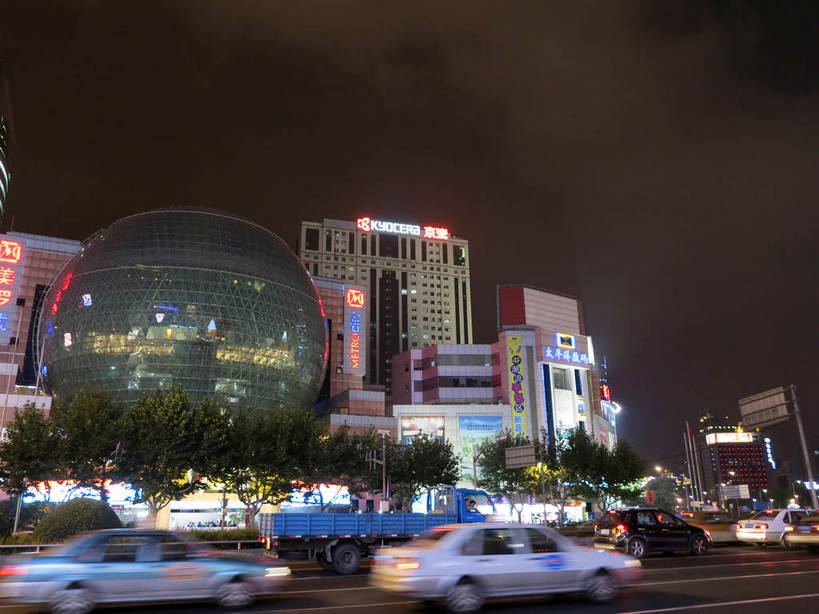 无人,家,高楼大厦,商店,横图,彩色,室外,夜晚,仰视,购物,度假,消费,美景,植物,城市风光,标志建筑,超市,城市,大厦,道路,地标,建筑,路,路灯,摩天大楼,霓虹灯,商场,夜景,公路,汽车,上海,中国,亚洲,阴影,朦胧,模糊,光线,影子,房屋,屋子,景观,公寓,建筑群,灯光,分界线,七彩,停车线,交通,娱乐,光源,建设,洋房,楼房,霓虹,住宅,车,灯,树,树木,绿色,自然,交通工具,轿车,驾驶,行驶,享受,休闲,景色,放松,金融,百货,徐家汇,生长,成长,车行道,车行道分界线,操纵,申,控制,照明设备,载具,标线,驾车,选购,贸易,百货公司,东亚,操控,车行线,徐汇区,上海市,美罗城,中华人民共和国,沪,华东地区,美罗大厦,氖灯,血拼,把持,马路,彩图,低角度拍摄,房子,大楼,高层建筑,高楼,购物商场,购物中心,摩天楼,商业中心,肇嘉浜路,shslj1