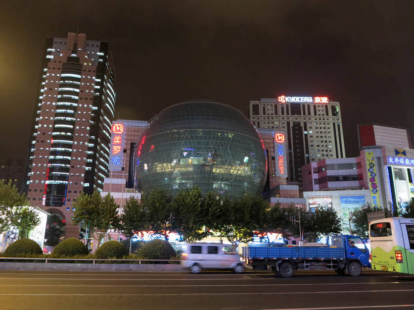 无人,家,高楼大厦,商店,横图,彩色,室外,夜晚,仰视,购物,度假,消费,美景,植物,城市风光,标志建筑,超市,城市,大厦,道路,地标,建筑,路,路灯,摩天大楼,霓虹灯,商场,夜景,公路,公共汽车,汽车,上海,中国,亚洲,阴影,朦胧,模糊,光线,影子,房屋,屋子,景观,公寓,建筑群,灯光,分界线,巴士,七彩,停车线,公交车,交通,娱乐,光源,建设,洋房,楼房,霓虹,住宅,车,灯,树,树木,绿色,自然,交通工具,轿车,驾驶,行驶,享受,休闲,景色,放松,金融,百货,徐家汇,生长,成长,车行道,车行道分界线,操纵,申,控制,照明设备,载具,标线,驾车,选购,贸易,百货公司,东亚,操控,车行线,徐汇区,上海市,美罗城,中华人民共和国,沪,华东地区,美罗大厦,氖灯,血拼,把持,马路,彩图,低角度拍摄,房子,大楼,高层建筑,高楼,购物商场,购物中心,摩天楼,商业中心,肇嘉浜路,shslj1,汇联商厦