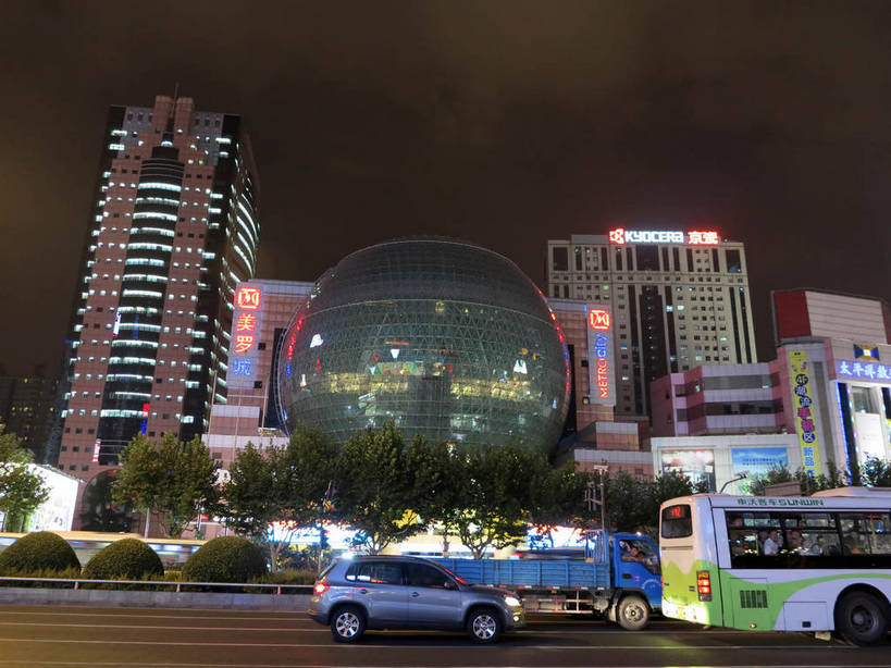 无人,家,高楼大厦,商店,横图,彩色,室外,夜晚,仰视,购物,度假,消费,美景,植物,城市风光,标志建筑,超市,城市,大厦,道路,地标,建筑,路,路灯,摩天大楼,霓虹灯,商场,夜景,公路,公共汽车,汽车,上海,中国,亚洲,阴影,朦胧,模糊,光线,影子,房屋,屋子,景观,公寓,建筑群,灯光,分界线,巴士,七彩,停车线,公交车,交通,娱乐,光源,建设,洋房,楼房,霓虹,住宅,车,灯,树,树木,绿色,自然,交通工具,轿车,驾驶,行驶,享受,休闲,景色,放松,金融,百货,徐家汇,生长,成长,车行道,车行道分界线,操纵,申,控制,照明设备,载具,标线,驾车,选购,贸易,百货公司,东亚,操控,车行线,徐汇区,上海市,美罗城,中华人民共和国,沪,华东地区,美罗大厦,氖灯,血拼,把持,马路,彩图,低角度拍摄,房子,大楼,高层建筑,高楼,购物商场,购物中心,摩天楼,商业中心,肇嘉浜路,shslj1,汇联商厦