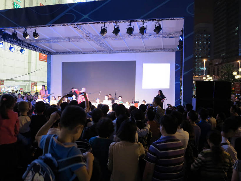 东方人,儿童,中年人,家庭,父亲,儿子,商店,站,横图,室外,夜晚,购物,度假,纯洁,消费,美景,城市风光,超市,城市,商场,夜景,上海,中国,亚洲,行人,游客,游人,阴影,服装,朦胧,模糊,光线,影子,景观,灯光,许多人,休闲装,黄种人,娱乐,路人,旅客,小孩,背面,衣服,站着,一群人,享受,休闲,温暖,温馨,父子,一家人,休闲服,景色,放松,父爱,可爱,童年,童趣,金融,百货,服饰,徐家汇,申,和睦,选购,贸易,童真,百货公司,东亚,烂漫,无邪,徐汇区,上海市,中华人民共和国,沪,华东地区,血拼,过客,天真,男孩,男人,男性,年轻男性,年轻女性,女人,女性,中年男性,中年女性,亚洲人,孩子,站立,半身,彩图,购物商场,购物中心,商业中心,融洽,男生,shslj1,上海第六百货,上海六百