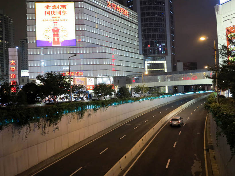 无人,家,高楼大厦,商店,横图,彩色,室外,夜晚,正面,购物,度假,消费,美景,植物,城市风光,标志建筑,超市,城市,大厦,道路,地标,建筑,路,路灯,摩天大楼,霓虹灯,商场,夜景,公路,汽车,上海,中国,亚洲,阴影,光线,影子,房屋,屋子,景观,公寓,建筑群,灯光,分界线,七彩,停车线,交通,娱乐,光源,建设,洋房,楼房,霓虹,住宅,车,灯,树,树木,绿色,自然,交通工具,轿车,驾驶,行驶,享受,休闲,景色,放松,金融,百货,徐家汇,生长,成长,车行道,车行道分界线,操纵,申,控制,照明设备,载具,标线,驾车,选购,贸易,百货公司,东亚,操控,车行线,徐汇区,上海市,衡山路,中华人民共和国,沪,华东地区,氖灯,血拼,把持,马路,彩图,房子,大楼,高层建筑,高楼,购物商场,购物中心,摩天楼,商业中心,太平洋百货,shslj1,上海第六百货,上海六百