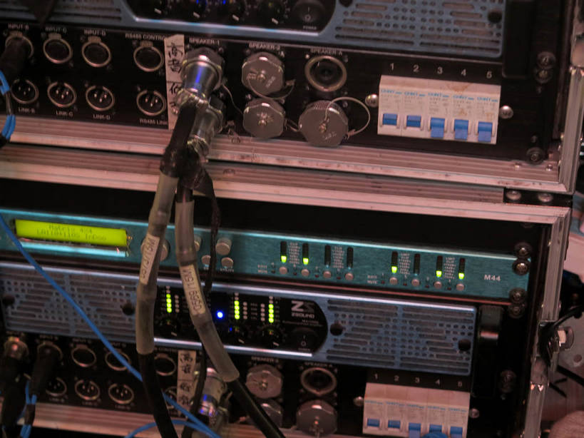 无人,横图,俯视,室内,特写,白天,机器,零件,电路,静物,上海,中国,亚洲,一排,关闭,阴影,整齐,并列,并排,反射,影子,音响,加工,设备,喇叭,开关,排列,按钮,打开,徐家汇,放大,修饰,申,混合,播音,开启,队列,广播,扬声器,调音台,分配,平行,器件,东亚,徐汇区,上海市,中华人民共和国,沪,华东地区,闭合,调音控制台,彩图,高角度拍摄,电声换能器,shslj1