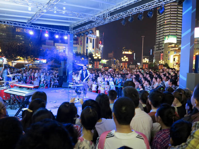 东方人,舞台,高楼大厦,商店,站,横图,俯视,室外,夜晚,购物,度假,消费,美景,城市风光,标志建筑,超市,城市,大厦,地标,建筑,摩天大楼,商场,夜景,上海,中国,亚洲,行人,游客,游人,阴影,服装,朦胧,模糊,光线,影子,景观,灯光,许多人,休闲装,黄种人,娱乐,建设,路人,旅客,衣服,站着,一群人,享受,休闲,休闲服,景色,放松,金融,百货,服饰,徐家汇,申,选购,贸易,百货公司,东亚,徐汇区,上海市,中华人民共和国,沪,华东地区,血拼,过客,男人,男性,年轻男性,年轻女性,女人,女性,中年男性,中年女性,亚洲人,表演台,站立,半身,彩图,高角度拍摄,大楼,高层建筑,高楼,购物商场,购物中心,摩天楼,商业中心,shslj1,上海第六百货,上海六百