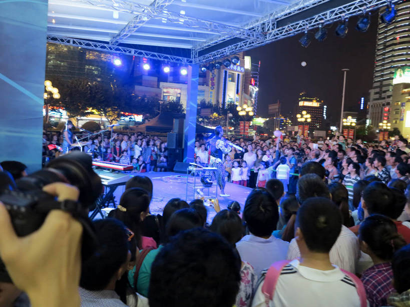 东方人,舞台,高楼大厦,商店,站,横图,俯视,室外,夜晚,购物,度假,消费,美景,城市风光,标志建筑,超市,城市,大厦,地标,建筑,摩天大楼,商场,夜景,上海,中国,亚洲,行人,游客,游人,阴影,服装,朦胧,模糊,光线,影子,景观,灯光,许多人,休闲装,黄种人,娱乐,建设,路人,旅客,衣服,站着,一群人,享受,休闲,休闲服,景色,放松,金融,百货,服饰,徐家汇,申,选购,贸易,百货公司,东亚,徐汇区,上海市,中华人民共和国,沪,华东地区,血拼,过客,男人,男性,年轻男性,年轻女性,女人,女性,中年男性,中年女性,亚洲人,表演台,站立,半身,彩图,高角度拍摄,大楼,高层建筑,高楼,购物商场,购物中心,摩天楼,商业中心,shslj1,上海第六百货,上海六百