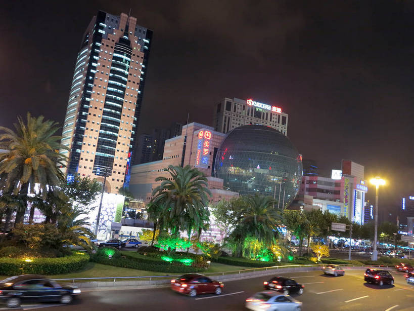 无人,家,高楼大厦,商店,横图,彩色,室外,夜晚,正面,购物,度假,消费,美景,植物,城市风光,标志建筑,超市,城市,大厦,道路,地标,建筑,路,路灯,摩天大楼,霓虹灯,商场,夜景,公路,汽车,上海,中国,亚洲,阴影,光线,影子,房屋,屋子,景观,公寓,建筑群,灯光,分界线,七彩,停车线,交通,娱乐,光源,建设,洋房,楼房,霓虹,住宅,车,灯,树,树木,绿色,自然,交通工具,轿车,驾驶,行驶,享受,休闲,景色,放松,金融,百货,徐家汇,生长,成长,车行道,车行道分界线,操纵,申,控制,照明设备,载具,标线,驾车,选购,贸易,百货公司,东亚,操控,车行线,徐汇区,上海市,美罗城,中华人民共和国,沪,华东地区,美罗大厦,氖灯,血拼,把持,马路,彩图,房子,大楼,高层建筑,高楼,购物商场,购物中心,摩天楼,商业中心,肇嘉浜路,shslj1,汇联商厦