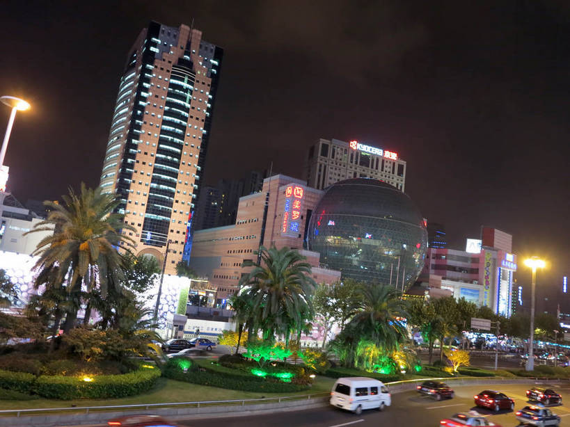 无人,家,高楼大厦,商店,横图,彩色,室外,夜晚,正面,购物,度假,消费,美景,植物,城市风光,标志建筑,超市,城市,大厦,道路,地标,建筑,路,路灯,摩天大楼,霓虹灯,商场,夜景,公路,汽车,上海,中国,亚洲,阴影,光线,影子,房屋,屋子,景观,公寓,建筑群,灯光,分界线,七彩,停车线,交通,娱乐,光源,建设,洋房,楼房,霓虹,住宅,车,灯,树,树木,绿色,自然,交通工具,轿车,驾驶,行驶,享受,休闲,景色,放松,金融,百货,徐家汇,生长,成长,车行道,车行道分界线,操纵,申,控制,照明设备,载具,标线,驾车,选购,贸易,百货公司,东亚,操控,车行线,徐汇区,上海市,美罗城,中华人民共和国,沪,华东地区,美罗大厦,氖灯,血拼,把持,马路,彩图,房子,大楼,高层建筑,高楼,购物商场,购物中心,摩天楼,商业中心,肇嘉浜路,shslj1,汇联商厦