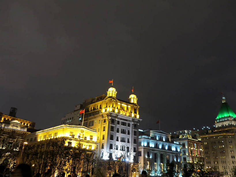 无人,高楼大厦,横图,室外,夜晚,仰视,度假,美景,植物,城市风光,标志建筑,城市,大厦,地标,建筑,摩天大楼,夜景,旗帜,上海,中国,亚洲,阴影,飘扬,光线,影子,景观,建筑群,灯光,娱乐,旗子,建设,黄浦江,树,树木,绿色,自然,外滩,享受,休闲,景色,放松,生长,成长,飘逸,申,飞扬,黄浦区,东亚,友邦大厦,中山东一路,上海市,中华人民共和国,沪,华东地区,旌旗,旗号,彩图,低角度拍摄,大楼,高层建筑,高楼,摩天楼,黄埔滩,上海外滩,外黄埔滩,shslj1