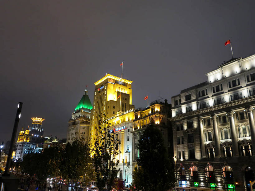 无人,高楼大厦,横图,室外,夜晚,仰视,度假,美景,植物,城市风光,标志建筑,城市,大厦,地标,建筑,摩天大楼,夜景,旗帜,上海,中国,亚洲,阴影,飘扬,光线,影子,景观,建筑群,灯光,娱乐,旗子,建设,黄浦江,树,树木,绿色,自然,外滩,享受,休闲,景色,放松,南京东路,生长,成长,飘逸,申,飞扬,和平饭店,黄浦区,东亚,中国银行大楼,中山东一路,上海市,中华人民共和国,沪,华东地区,旌旗,旗号,彩图,低角度拍摄,大楼,高层建筑,高楼,摩天楼,黄埔滩,上海外滩,外黄埔滩,上海中国银行大楼,中国工商银行,shslj1,中山东二路