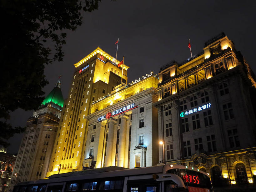 无人,高楼大厦,横图,室外,夜晚,仰视,度假,美景,植物,城市风光,标志建筑,城市,大厦,地标,建筑,摩天大楼,夜景,公共汽车,旗帜,上海,中国,亚洲,阴影,飘扬,光线,影子,景观,建筑群,灯光,巴士,公交车,娱乐,旗子,建设,黄浦江,车,树,树木,绿色,自然,交通工具,外滩,驾驶,行驶,享受,休闲,景色,放松,南京东路,生长,成长,飘逸,操纵,申,控制,载具,飞扬,驾车,和平饭店,黄浦区,东亚,操控,中国银行大楼,中山东一路,上海市,中华人民共和国,沪,华东地区,把持,旌旗,旗号,彩图,低角度拍摄,大楼,高层建筑,高楼,摩天楼,黄埔滩,上海外滩,外黄埔滩,上海中国银行大楼,中国工商银行,shslj1,中山东二路