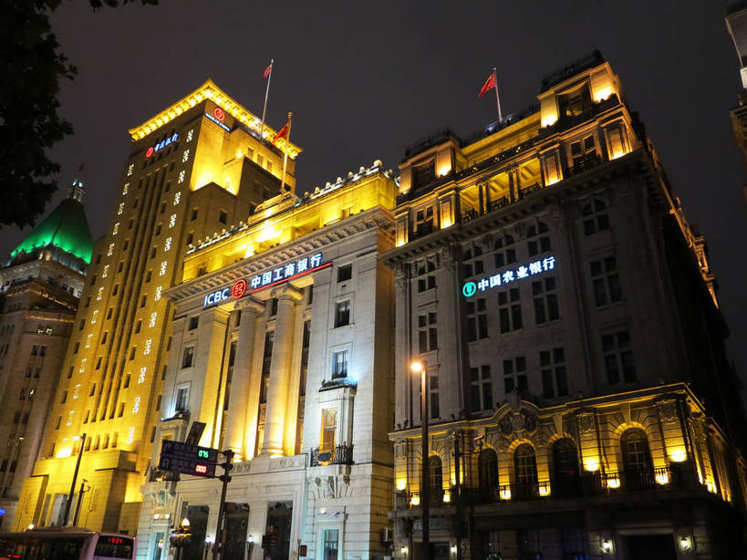 无人,高楼大厦,横图,室外,夜晚,仰视,度假,美景,植物,城市风光,标志建筑,城市,大厦,地标,建筑,摩天大楼,夜景,旗帜,上海,中国,亚洲,阴影,飘扬,光线,影子,景观,建筑群,灯光,娱乐,旗子,建设,黄浦江,树,树木,绿色,自然,外滩,享受,休闲,景色,放松,南京东路,生长,成长,飘逸,申,飞扬,和平饭店,黄浦区,东亚,中国银行大楼,中山东一路,上海市,中华人民共和国,沪,华东地区,旌旗,旗号,彩图,低角度拍摄,大楼,高层建筑,高楼,摩天楼,黄埔滩,上海外滩,外黄埔滩,上海中国银行大楼,中国工商银行,shslj1,中山东二路