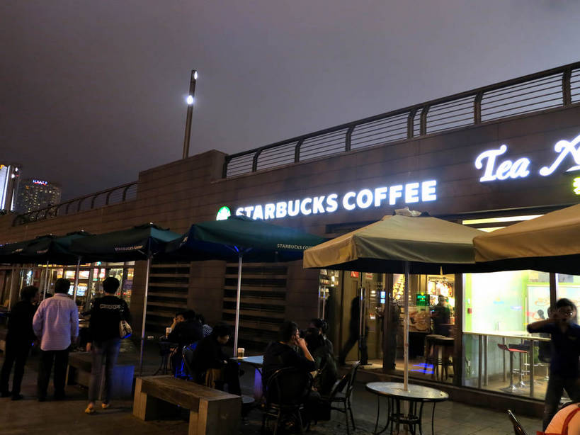 东方人,站,坐,横图,彩色,室外,夜晚,正面,度假,美景,餐桌,桌子,城市风光,城市,霓虹灯,夜景,椅子,上海,中国,亚洲,行人,游客,游人,阴影,服装,光线,英文,标志,伞,文字,影子,雨伞,遮阳伞,字符,字母,木椅,景观,灯光,七彩,许多人,休闲装,黄种人,娱乐,光源,标识,阳伞,黄浦江,霓虹,路人,旅客,星巴克,灯,衣服,外滩,站着,一群人,享受,休闲,休闲服,景色,放松,服饰,餐台,英文字母,申,太阳伞,照明设备,咖啡店,咖啡屋,黄浦区,外滩中心,东亚,中山东一路,上海市,中华人民共和国,沪,华东地区,氖灯,过客,男人,男性,年轻男性,年轻女性,女人,女性,亚洲人,站立,坐着,半身,彩图,咖啡馆,黄埔滩,上海外滩,外黄埔滩,上海外滩中心,shslj1