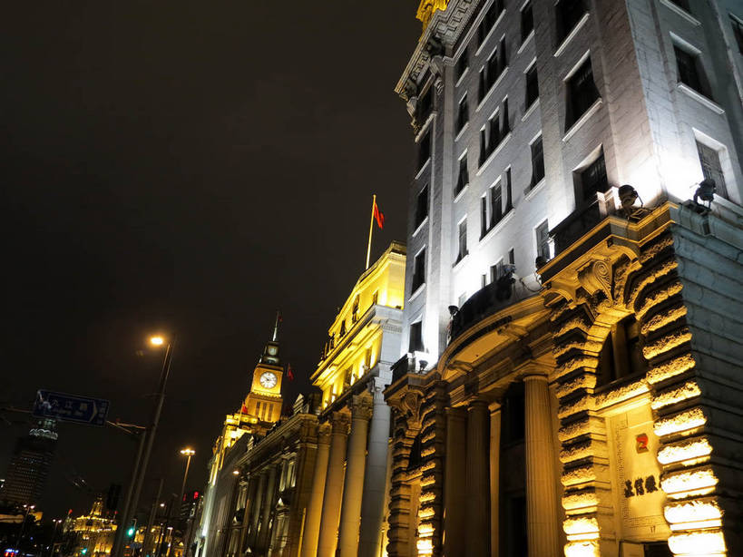 无人,银行,高楼大厦,横图,室外,夜晚,仰视,度假,美景,城市风光,标志建筑,城市,大厦,地标,建筑,摩天大楼,夜景,旗帜,上海,中国,亚洲,阴影,飘扬,光线,影子,景观,建筑群,灯光,娱乐,旗子,建设,黄浦江,外滩,享受,休闲,景色,放松,金融,理财,经济,飘逸,申,资金,飞扬,流通,贸易,招商银行,黄浦区,东亚,上海海关大楼,台湾银行大楼,友邦大厦,海关大楼,中山东一路,上海市,中华人民共和国,沪,华东地区,旌旗,旗号,彩图,低角度拍摄,大楼,高层建筑,高楼,摩天楼,黄埔滩,上海外滩,外黄埔滩,机构,金融机构,招商银行上海分行,shslj1