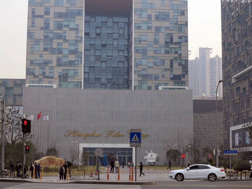 东方人,博物馆,高楼大厦,走,横图,室外,白天,正面,度假,安全,美景,植物,城市风光,标志建筑,城市,大厦,道路,地标,建筑,路,摩天大楼,公路,汽车,上海,中国,亚洲,停靠,服装,研究,英文,标志,文字,字符,字母,景观,红绿灯,分界线,停车线,信号灯,交通,许多人,教育,休闲装,黄种人,娱乐,标识,建设,车,树,树木,衣服,绿色,天空,自然,交通工具,轿车,天,一群人,享受,休闲,休闲服,景色,放松,警示,服饰,徐家汇,生长,成长,展览,英文字母,车行道,车行道分界线,申,提示,停泊,欣赏,载具,标线,流通,陈列,东亚,车行线,徐汇区,上海市,交通信号灯,行人信号灯,中华人民共和国,沪,华东地区,典藏,男人,男性,年轻男性,年轻女性,女人,女性,亚洲人,马路,步行,散步,走路,彩图,全身,大楼,高层建筑,高楼,摩天楼,shslj1,上海电影博物馆