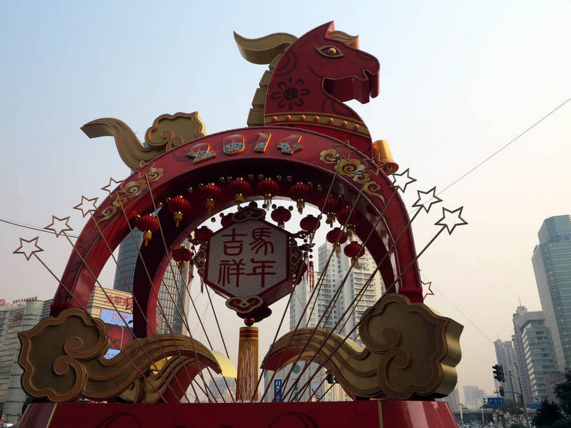 无人,高楼大厦,商店,横图,室外,白天,仰视,购物,度假,消费,美景,城市风光,标志建筑,超市,城市,大厦,地标,建筑,摩天大楼,商场,雕塑,上海,中国,亚洲,阴影,艺术,装饰,光线,标志,雕刻,雕像,文字,影子,字符,景观,娱乐,标识,建设,红色,蓝色,蓝天,天空,阳光,工艺品,天,享受,休闲,汉字,景色,放松,金融,百货,晴朗,纪念,美术,申,中文,主题,陈列,选购,贸易,百货公司,东亚,徐汇区,东方商厦,上海市,衡山路,万里无云,中华人民共和国,沪,华东地区,功能,美学,血拼,国文,华文,晴空,晴空万里,彩图,低角度拍摄,大楼,高层建筑,高楼,购物商场,购物中心,摩天楼,商业中心,漕溪北路,太平洋百货,shslj1