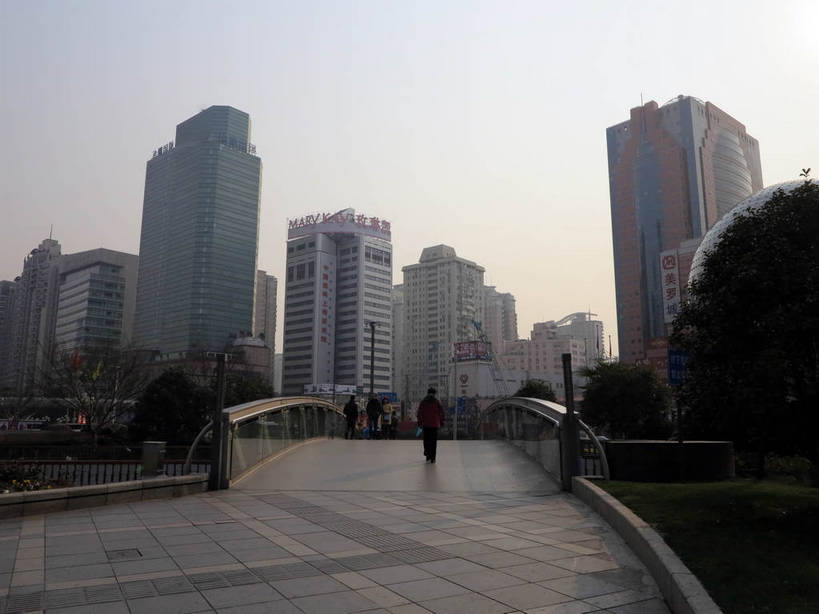 东方人,家,高楼大厦,商店,栏杆,走,横图,室外,白天,正面,购物,度假,消费,美景,植物,城市风光,标志建筑,超市,城市,大厦,地标,建筑,摩天大楼,桥梁,商场,上海,中国,亚洲,阴影,服装,光线,影子,房屋,屋子,景观,公寓,建筑群,围栏,桥,许多人,休闲装,黄种人,娱乐,建设,石桥,洋房,护栏,楼房,拱桥,住宅,树,树木,衣服,蓝色,绿色,蓝天,天空,阳光,自然,天,一群人,享受,休闲,休闲服,景色,放松,金融,百货,服饰,徐家汇,拱形,生长,晴朗,成长,人行桥,石拱桥,申,选购,贸易,百货公司,东亚,徐汇区,上海市,美罗城,万里无云,中华人民共和国,沪,华东地区,血拼,男人,男性,年轻男性,年轻女性,女人,女性,亚洲人,晴空,晴空万里,步行,散步,走路,彩图,全身,房子,大楼,高层建筑,高楼,购物商场,购物中心,摩天楼,商业中心,肇嘉浜路,shslj1,飞雕大厦,飞雕国际大厦,煤科大厦,徐家汇国际大厦