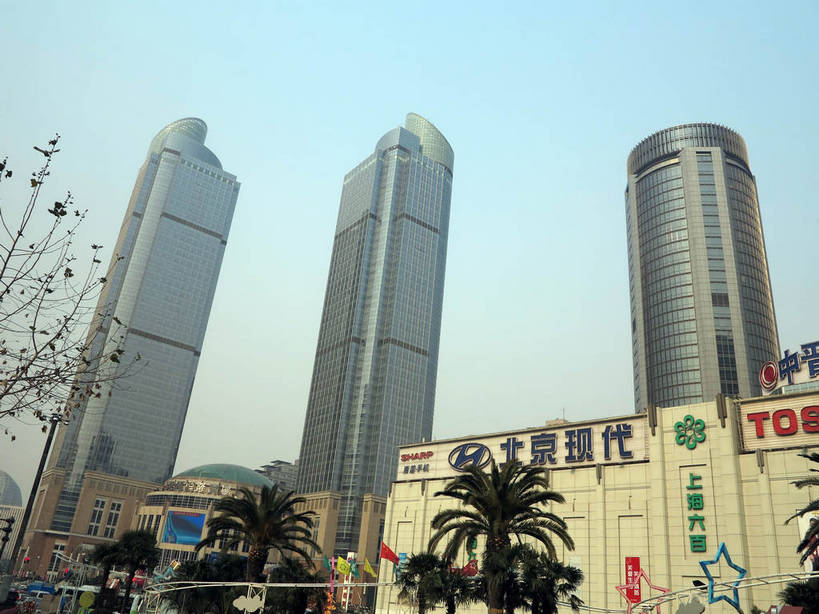 无人,高楼大厦,商店,横图,室外,白天,仰视,购物,度假,消费,美景,植物,城市风光,标志建筑,超市,城市,大厦,地标,建筑,摩天大楼,商场,上海,中国,亚洲,阴影,光线,英文,标志,文字,影子,字符,字母,景观,娱乐,标识,建设,树,树木,蓝色,绿色,蓝天,天空,阳光,自然,天,享受,休闲,汉字,景色,放松,金融,百货,港汇广场,徐家汇,生长,晴朗,成长,英文字母,申,中文,选购,贸易,百货公司,东亚,徐汇区,上海市,万里无云,中华人民共和国,沪,华东地区,虹桥路,血拼,国文,华文,晴空,晴空万里,彩图,低角度拍摄,大楼,高层建筑,高楼,购物商场,购物中心,摩天楼,商业中心,港汇恒隆广场,建汇大厦,shslj1,上海第六百货,上海六百