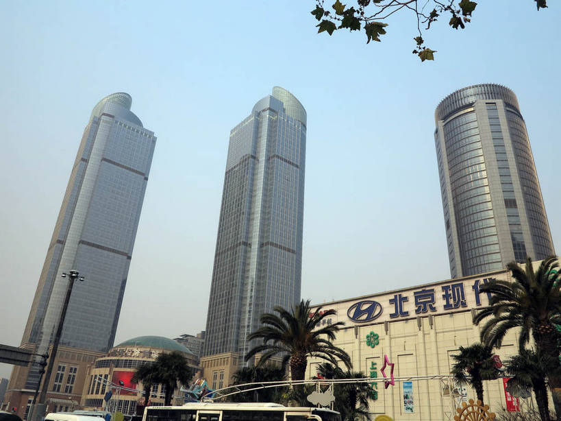 无人,高楼大厦,商店,横图,室外,白天,仰视,购物,度假,消费,美景,植物,城市风光,标志建筑,超市,城市,大厦,地标,建筑,摩天大楼,商场,上海,中国,亚洲,阴影,光线,英文,标志,文字,影子,字符,字母,景观,娱乐,标识,建设,树,树木,蓝色,绿色,蓝天,天空,阳光,自然,天,享受,休闲,汉字,景色,放松,金融,百货,港汇广场,徐家汇,生长,晴朗,成长,英文字母,申,中文,选购,贸易,百货公司,东亚,徐汇区,上海市,万里无云,中华人民共和国,沪,华东地区,虹桥路,血拼,国文,华文,晴空,晴空万里,彩图,低角度拍摄,大楼,高层建筑,高楼,购物商场,购物中心,摩天楼,商业中心,港汇恒隆广场,建汇大厦,shslj1,上海第六百货,上海六百