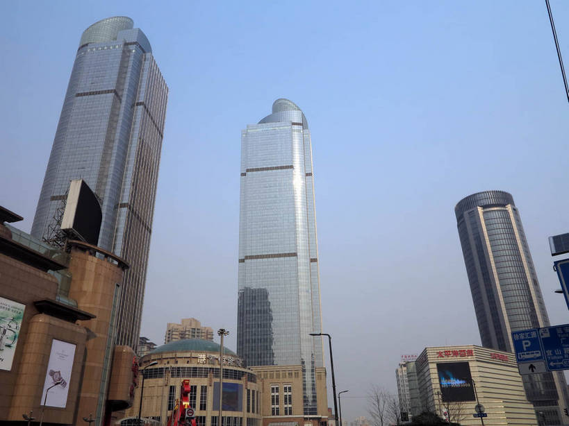 无人,高楼大厦,商店,横图,室外,白天,仰视,购物,度假,消费,美景,城市风光,标志建筑,超市,城市,大厦,地标,建筑,路灯,摩天大楼,商场,照明,上海,中国,亚洲,阴影,光线,影子,景观,建筑群,灯光,娱乐,建设,灯,蓝色,蓝天,天空,阳光,天,享受,休闲,景色,放松,金融,百货,港汇广场,徐家汇,晴朗,照亮,申,照明设备,选购,贸易,百货公司,东亚,徐汇区,上海市,衡山路,万里无云,中华人民共和国,沪,华东地区,虹桥路,血拼,晴空,晴空万里,彩图,低角度拍摄,大楼,高层建筑,高楼,购物商场,购物中心,摩天楼,商业中心,港汇恒隆广场,建汇大厦,太平洋百货,shslj1