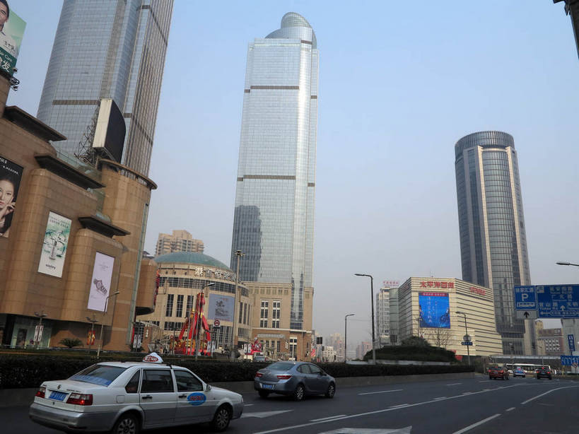 无人,高楼大厦,商店,横图,室外,白天,仰视,购物,度假,消费,美景,植物,城市风光,标志建筑,超市,城市,大厦,道路,地标,建筑,路,摩天大楼,商场,公路,出租车,汽车,上海,中国,亚洲,阴影,光线,影子,景观,建筑群,分界线,停车线,交通,娱乐,建设,车,树,树木,蓝色,绿色,蓝天,天空,阳光,自然,交通工具,轿车,天,驾驶,行驶,享受,休闲,景色,放松,金融,百货,港汇广场,徐家汇,生长,晴朗,成长,车行道,车行道分界线,操纵,申,控制,载具,的士,标线,计程车,驾车,选购,贸易,百货公司,东亚,操控,车行线,徐汇区,上海市,衡山路,万里无云,中华人民共和国,沪,华东地区,虹桥路,血拼,把持,晴空,晴空万里,马路,彩图,低角度拍摄,大楼,高层建筑,高楼,购物商场,购物中心,摩天楼,商业中心,港汇恒隆广场,建汇大厦,太平洋百货,shslj1